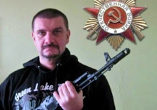 Ladislav Kašuka s airsoftovou zbraní (AK 47)